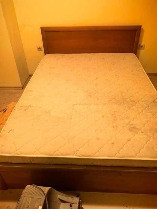 Единични легла, спални, гардероби и огледала