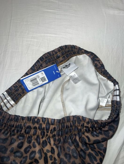 Pantaloni scurti adidas leopard print