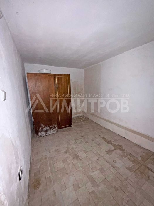 Продава ВТОРИ етаж от двуетажна къща с двор в гр. Нови пазар
