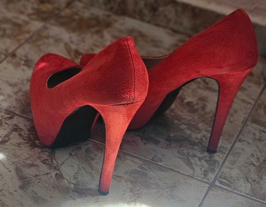 Червени обувки на висок ток