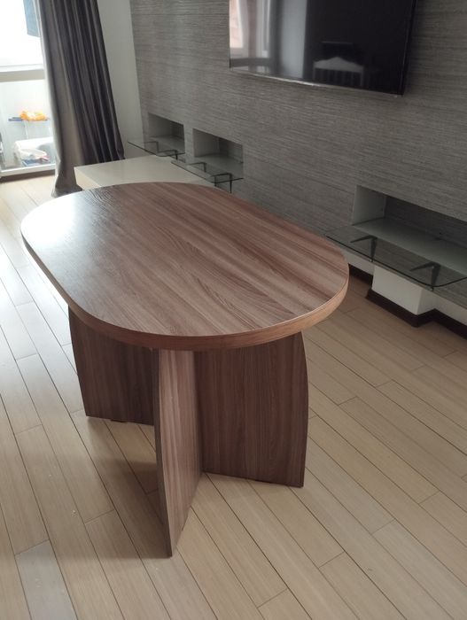 Продается деревянный  стол.