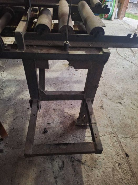 Masă circular fasonat material lemnos cu 2 rânduri role