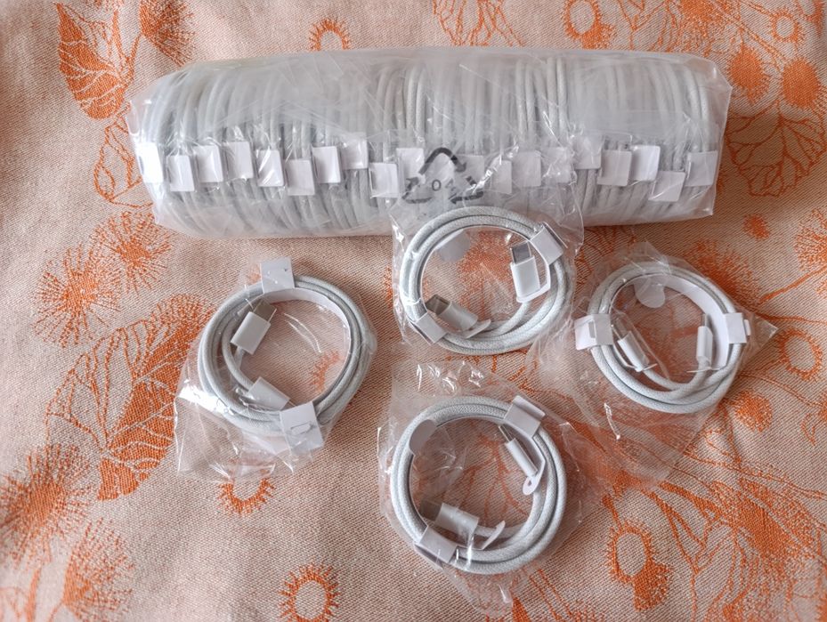 Кабель USB-C для зарядки.