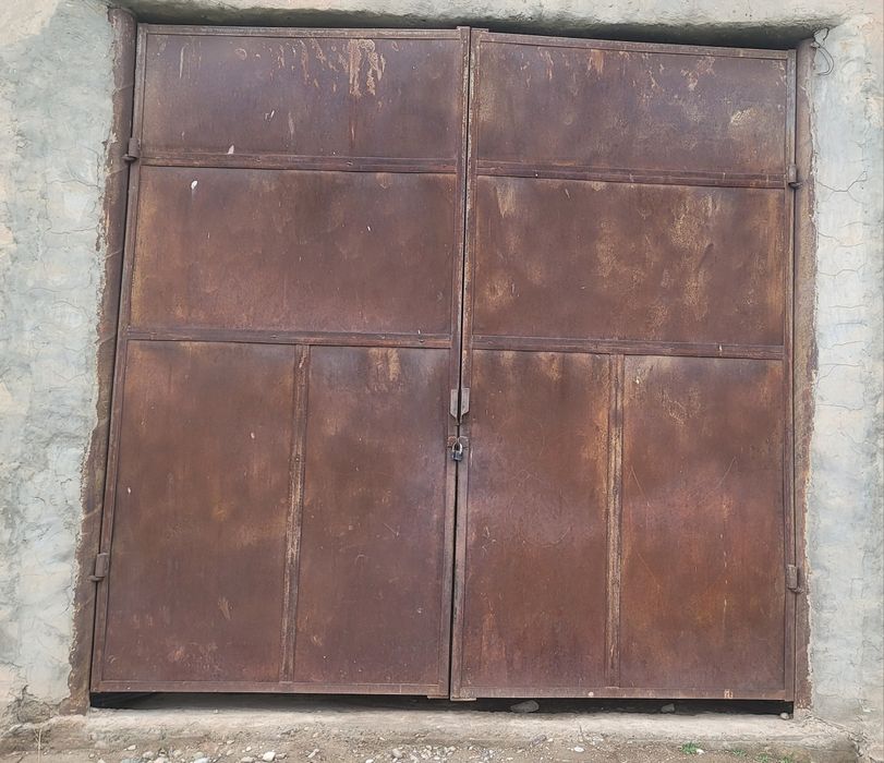 Darvoza qalin materialdan ikalasiyam bir hil