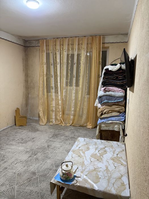 Продается квартира 1 комнатная 8 мкр 4 этаж рядом с базаром