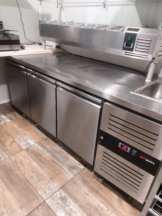 Хладилна витрина-салатен бар