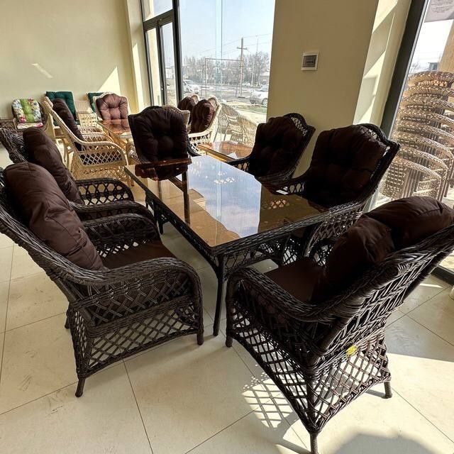 Arzon va ishonchli ratan stol stularmiz bor