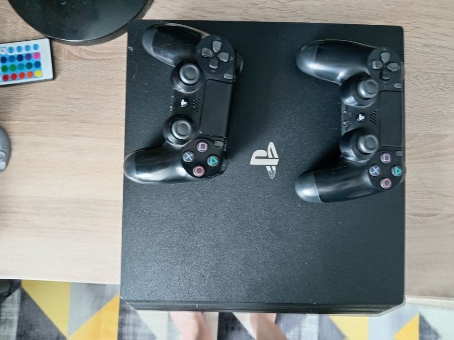 Продам ps4 pro в хорошем состоянии