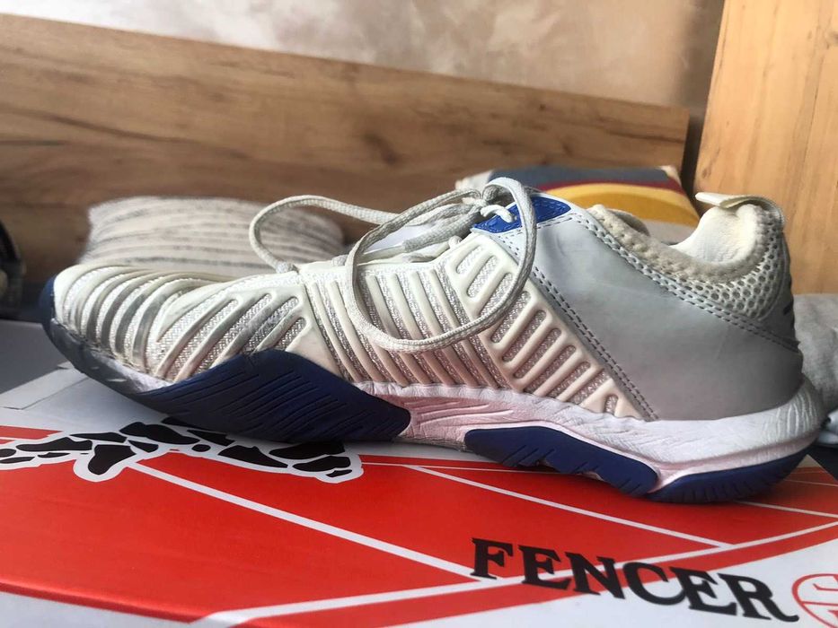 Екипировка за фехтовка на сабя, лява екипировка.