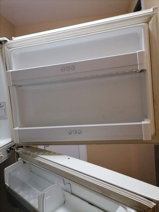 Продавам хладилник с фризер LG