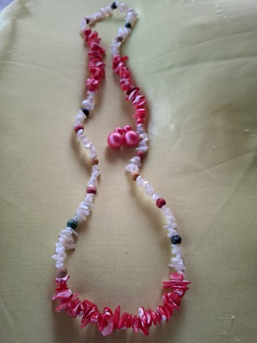 Set colier sidef rosu și alb 34 cm la dublu și cercei perle rosii