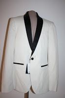 Smoching alb, revere negre