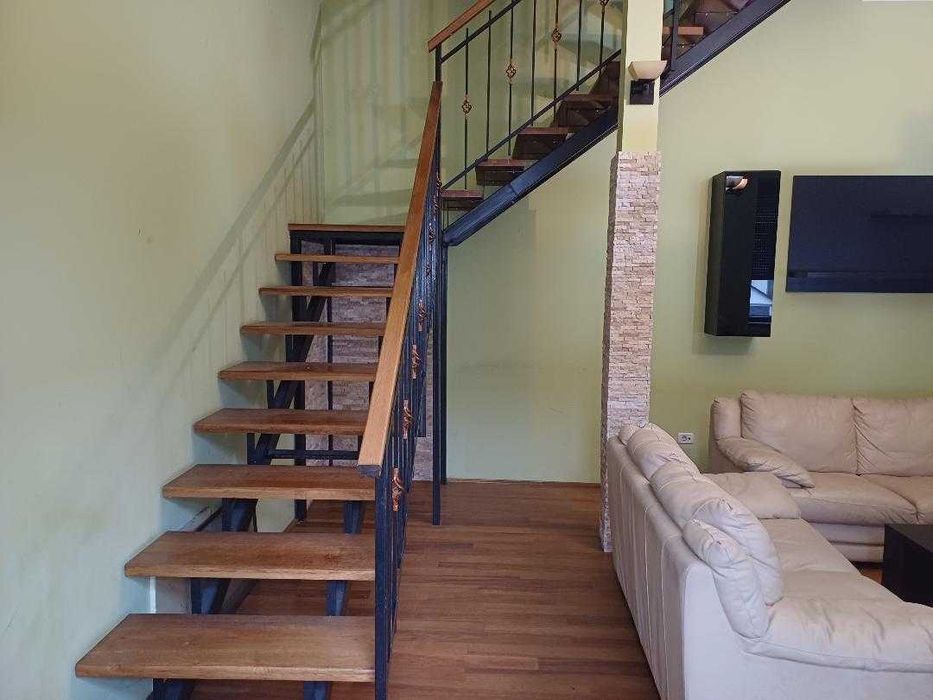Proprietar vând apartament  ultracentral 5 camere central pe 3 nivele.