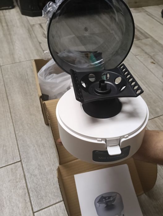 Dispozitiv de laborator -centrifugă