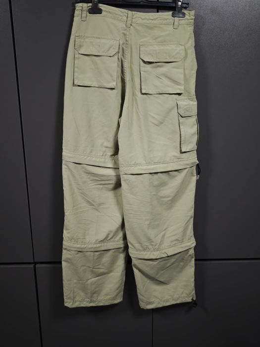Pantaloni de fas Fubu care se fac scurti