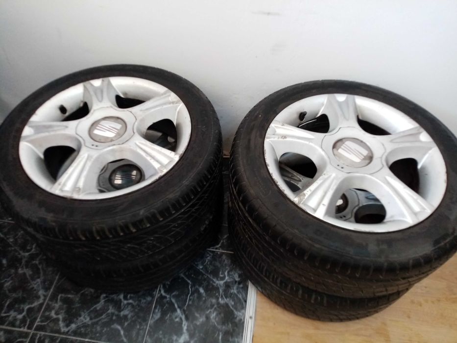 Set 4 Genți de aluminiu cu anvelope de vară 195/50/15 Preț 155 Ron buc