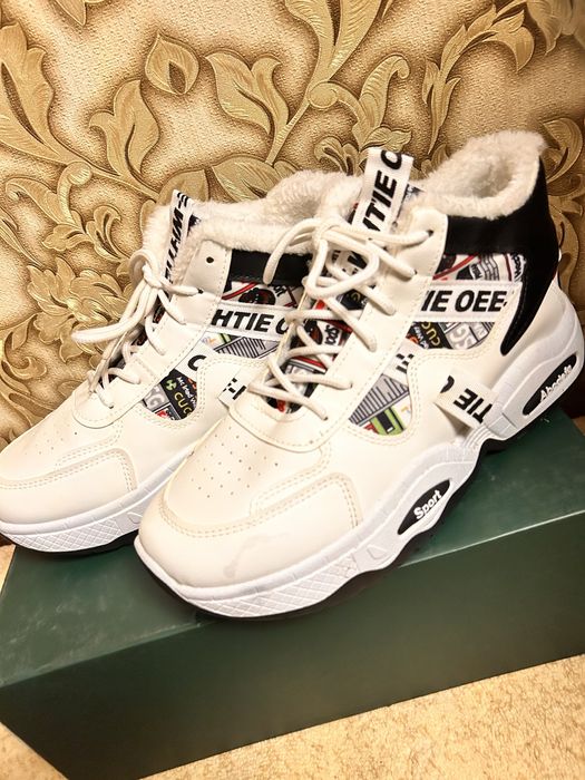 Кроссовки продаются новый не поношенный 40 размер