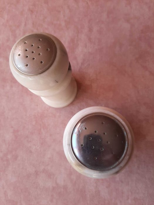 Два броя солнички изработени от минерал. - вечни.