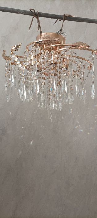 Продам красивую хрустальную  люстру