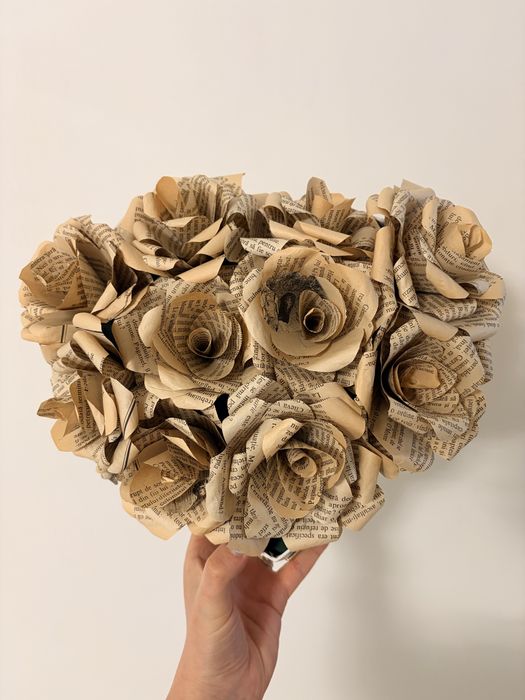 Aranjamanet floral handmade din pagini de carte