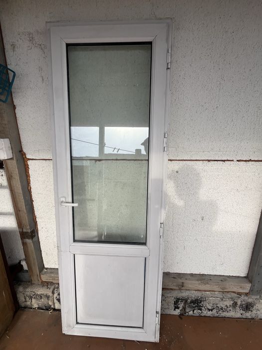 Продам дверь пластиковую б/у