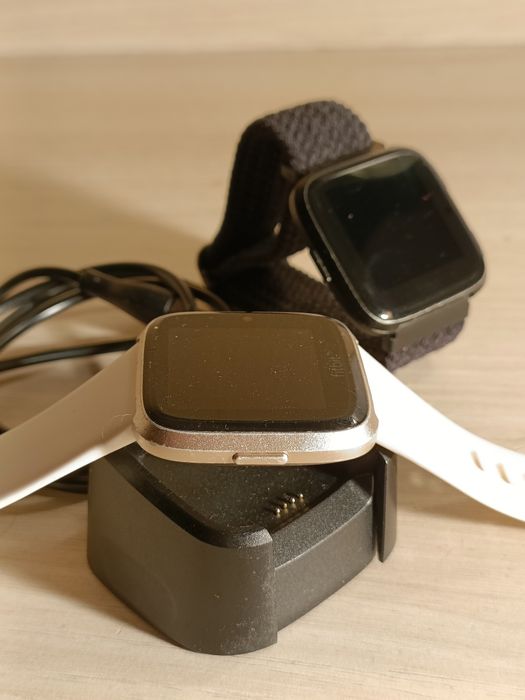 2x Fitbit Versa 1 (FitbitPay/Simplu)