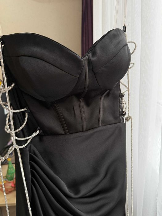 Элегантное чёрное коктейльное платье с корсетным лифом