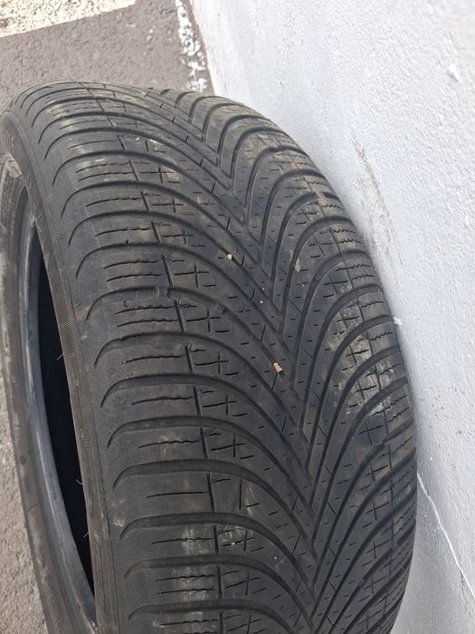 Vând două cauciucuri Debica aproape noi.