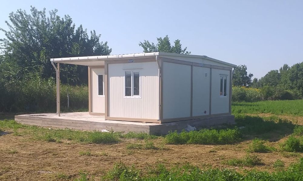 Containere modulare pe structură metalică rezistentă și invelite cu panou sandwich termoizolant,
