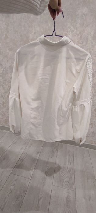 Белая женская блузка