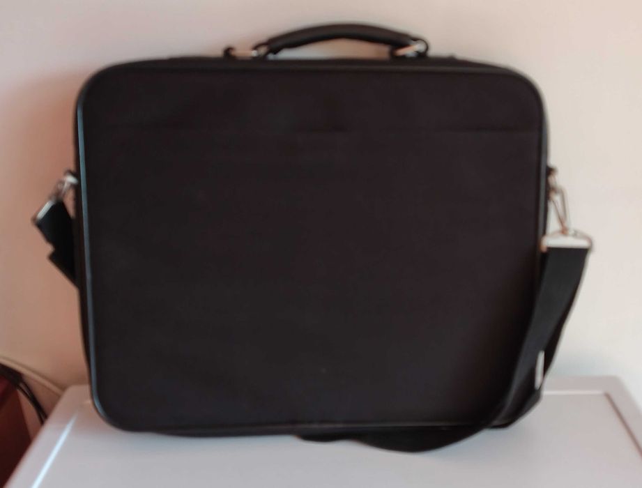 Geanta laptop design standard, culoare negru.