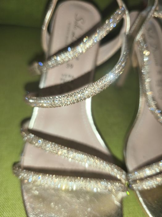 Sandale aurii elegante