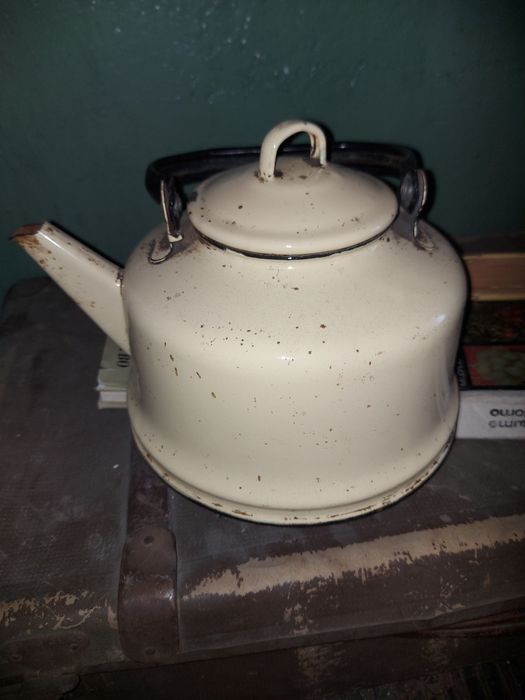 Два броя тигани и менче