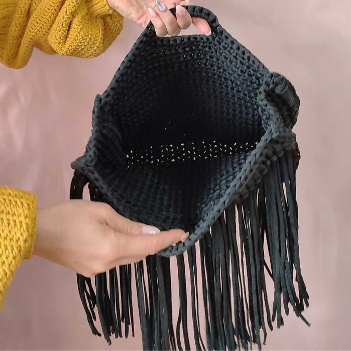 Черна ръчно плетена чанта с ресни – за плаж или ежедневие