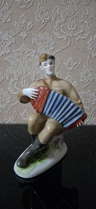 Продам советскую статуэтку