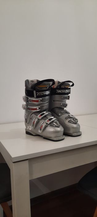 Vând clăpari NORDICA 38