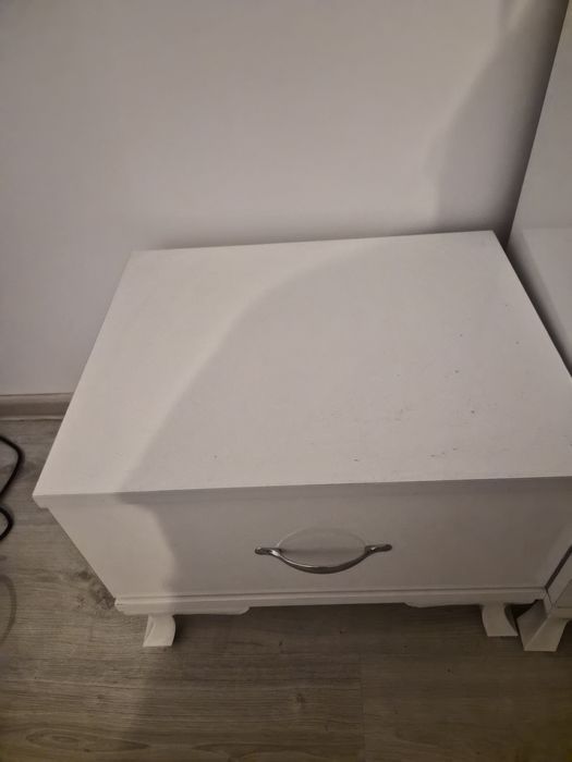 Dormitor complet alb, ca nou – pat 160x200, dulap, noptiere, comodă