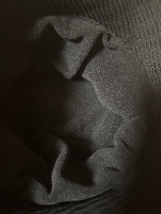 Черна зимна шапка