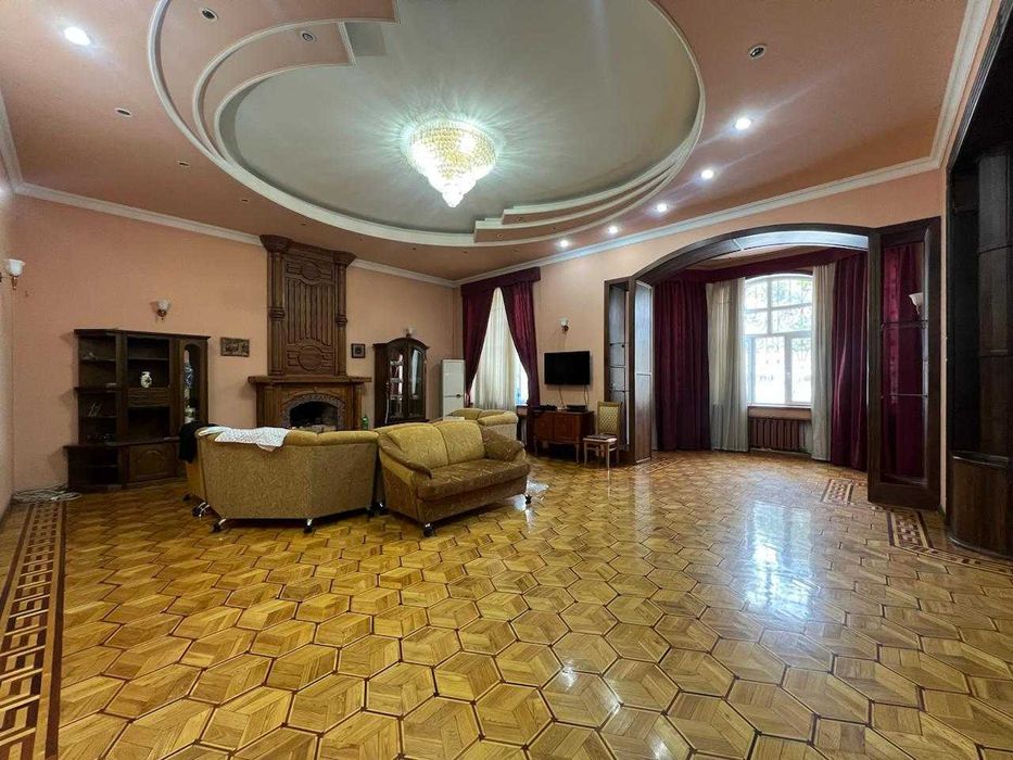 Продается просторный дом с бассейном, ориентир МВД Р.Уз.