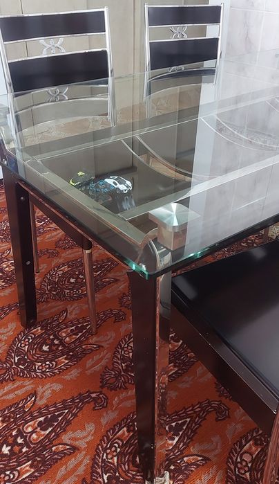 Срочно продам стеклянный стол со стульями