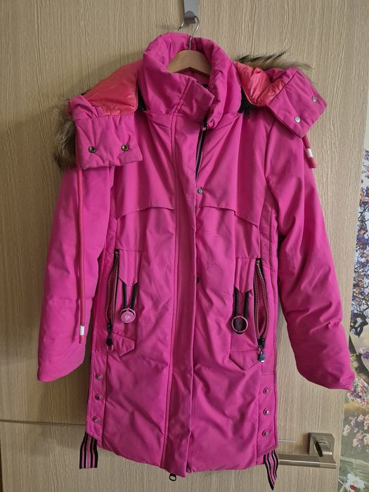 Продам зимний пуховик на девочку ,