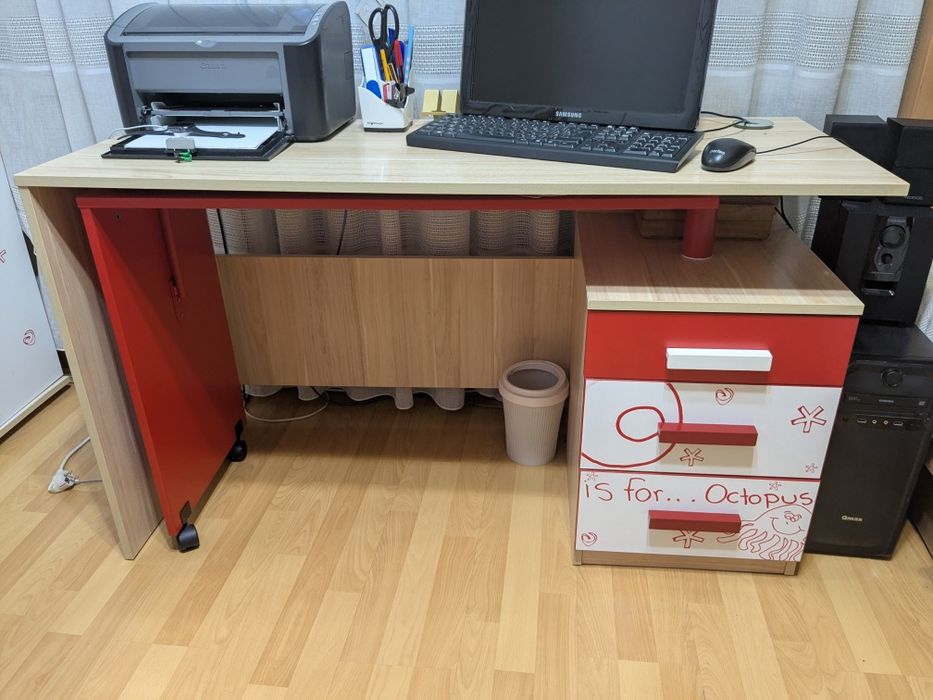 Детский письменный  стол с пеналом