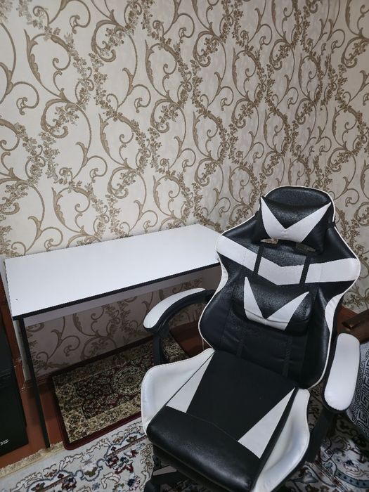 Стол и игровой кресло