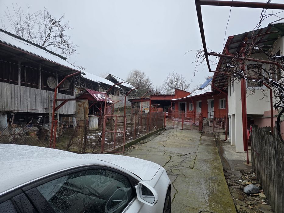 Vând casa plus teren extravilan
