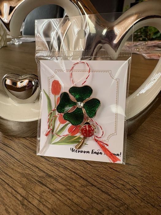 Мартеници брошки