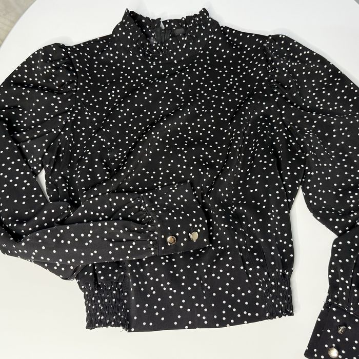 Чёрная блузка в горошек