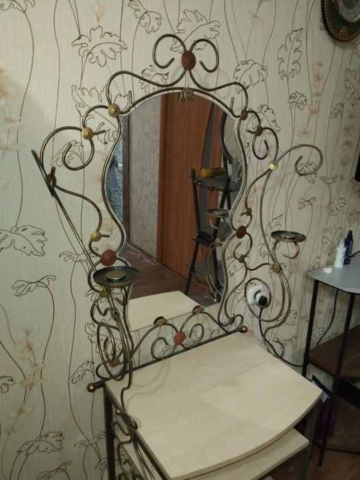 Дамский столик!Ручная работа.