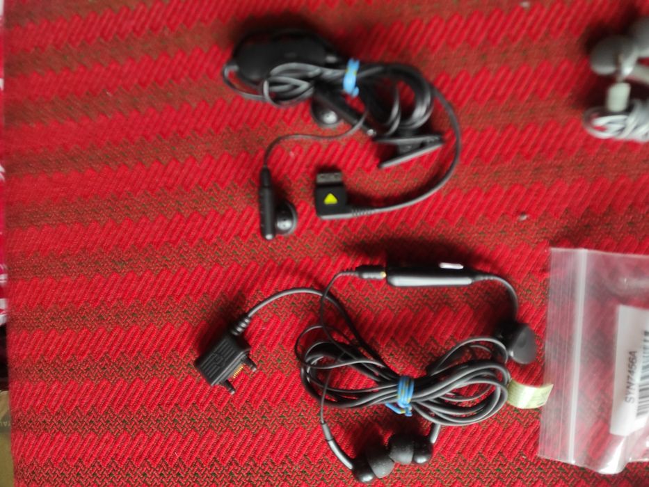 Căști audio cu diferite tipuri de mufe pentru dispozitive diferite