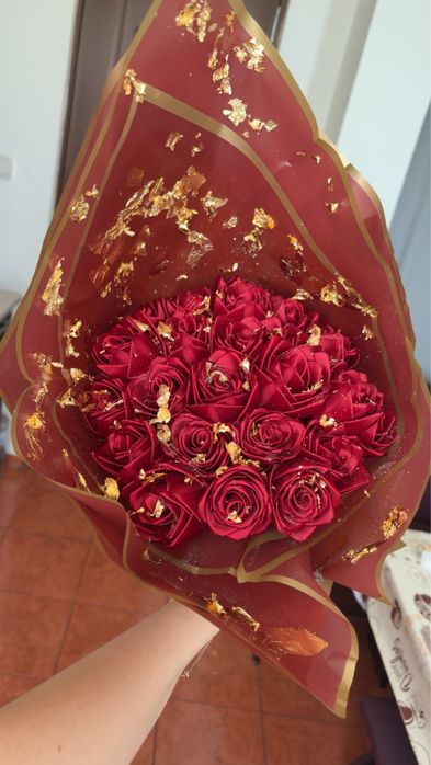 Buchet de trandafiri din satin (10 lei trandafirul)