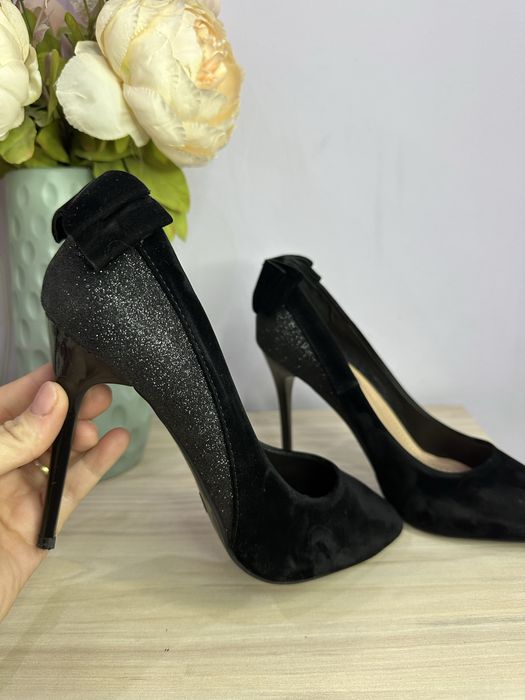 Черни обувки с детайл